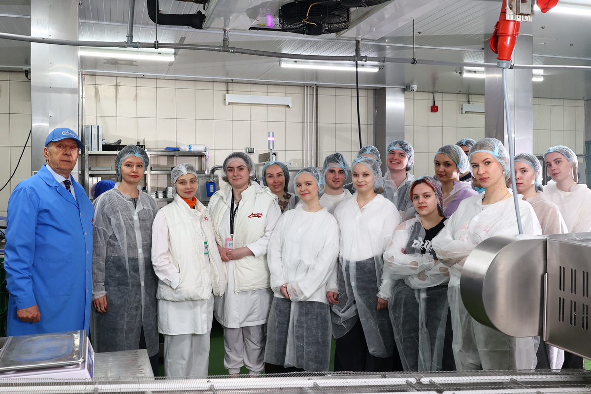 Будущие технологи пищевой промышленности познакомились с производством мясных деликатесов